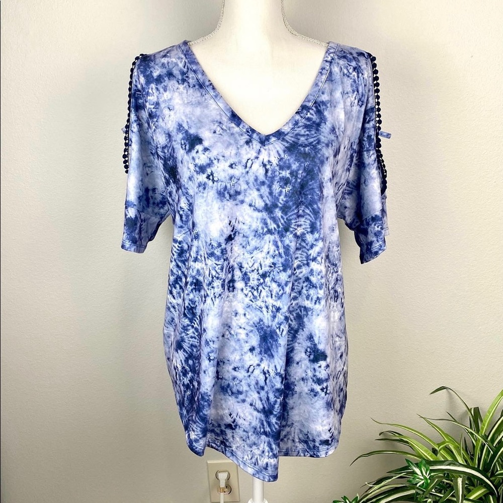 Absolutely Famous Plus Size 1X Tie Dye Cold Shoulder Top Blue White V-Neck EUC